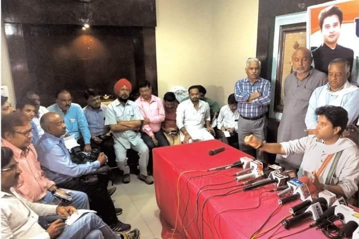 सामंती मानसिकता से बाहर आओ,ग्वालियर में पत्रकार वार्ता के दौरान अपनी पार्टी के जिलाध्यक्ष देवेन्द्र शर्मा को खड़े रखा गया (पीछे दाढ़ी में)। इस सामंती ने सिर्फ 1 कुर्सी रखवाई, अपने जिला अध्यक्ष को पीछे खड़ा रखा,आदिवासी,दलित,वंचित समुदाय के प्रति दुर्भावना रखते हैं <a href="/RahulGandhi/">Rahul Gandhi</a>