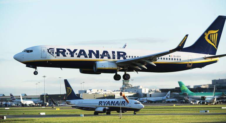 elEconomistaes's tweet photo. Ryanair cancela hoy 30 vuelos por una huelga de pilotos: estos son los trayectos afectados https://t.co/18522k6UsY https://t.co/8j2SEkCC2g