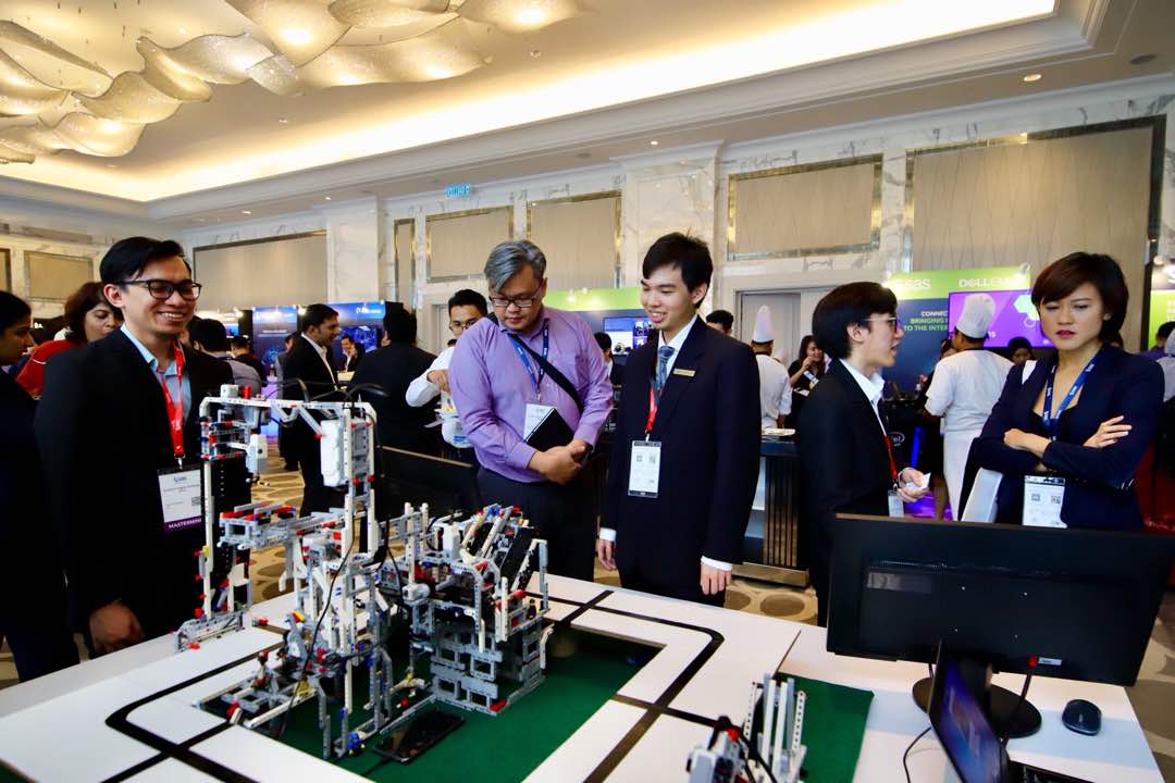 SASAsiaPacific's tweet image. .@SASsoftware #IoT demo at #SASAIX #Malaysia uses #IoT #sensor data #ImageClassification #EventStreamProcessing to &quot;auto-sort&quot; specific objects. Exciting #AI applications for #manufacturing #retail to optimize product stock, #banking to manage #ATMs and more #AnalyticsEconomy