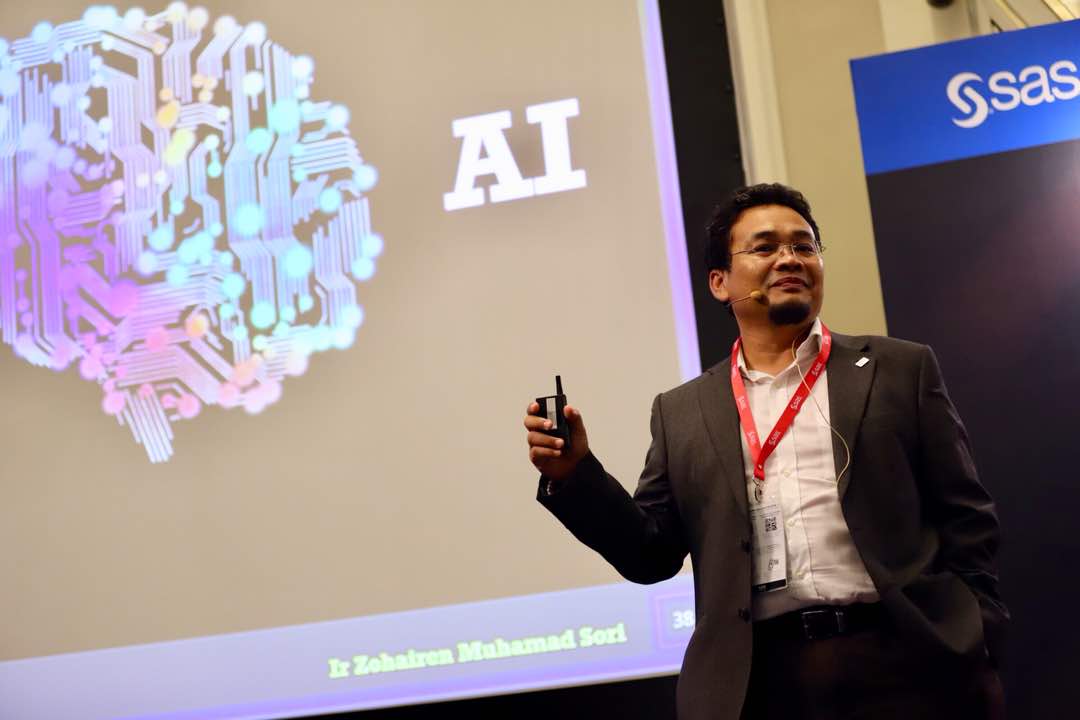SASAsiaPacific's tweet image. Zohairen bin Muhamad Sori, Head of Production &amp;amp; Operation Data at @Petronas #Malaysia explains the &quot;Magic of #AI&quot; at #SASAIX #KualaLumpur and how #AI can help optimize Supply and Demand #forecasting for #Gas network production in today&apos;s #AnalyticsEconomy
