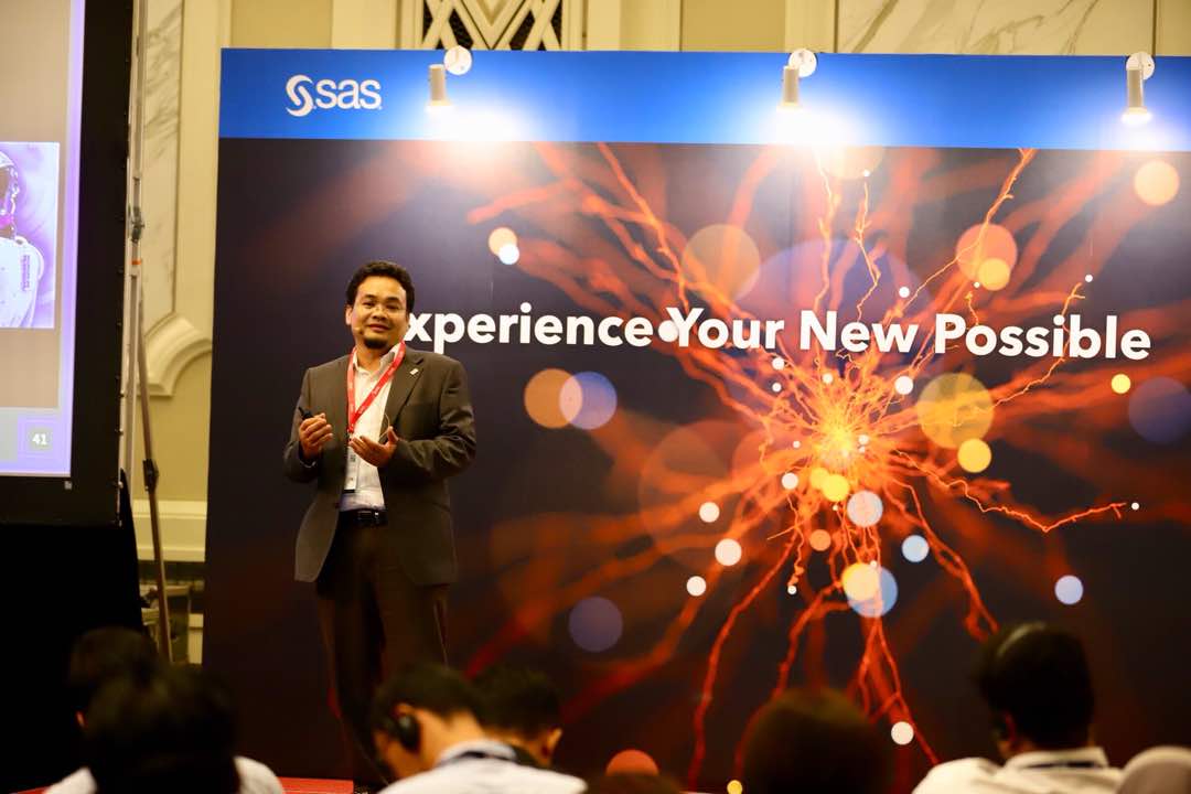 SASAsiaPacific's tweet image. Zohairen bin Muhamad Sori, Head of Production &amp;amp; Operation Data at @Petronas #Malaysia explains the &quot;Magic of #AI&quot; at #SASAIX #KualaLumpur and how #AI can help optimize Supply and Demand #forecasting for #Gas network production in today&apos;s #AnalyticsEconomy