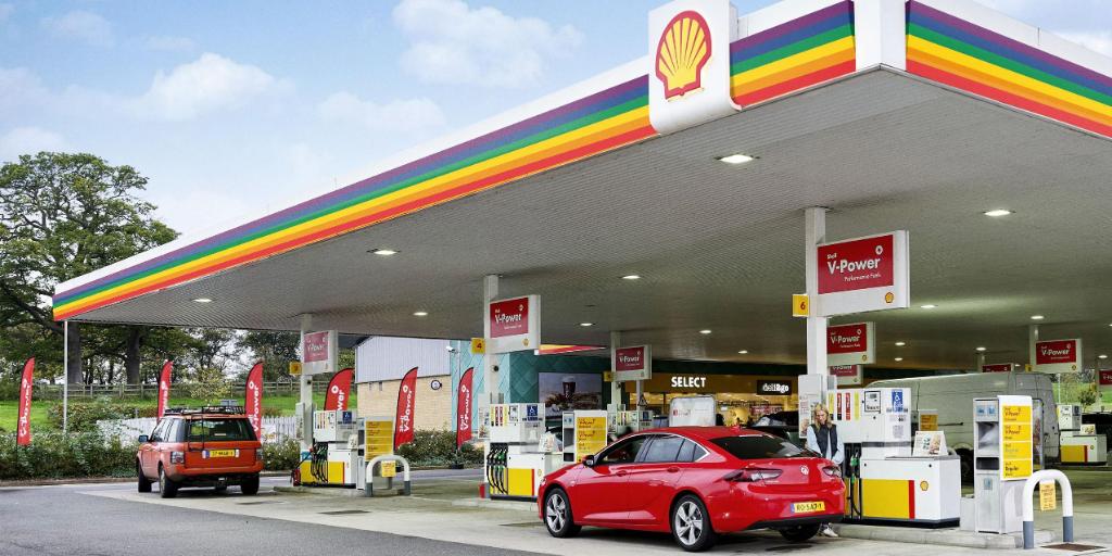 Shell_Nederland's tweet photo. In aanloop naar #prideamsterdam kleuren we vier Shell stations in regenboogkleuren - het universele symbool voor gelijkheid. 🏳️🌈 Omdat we geloven dat diversiteit gezien en gevierd mag worden. Welkom bij Shell. Iedereen. #pride https://t.co/DXm7QWCTME https://t.co/tTftVm04wq