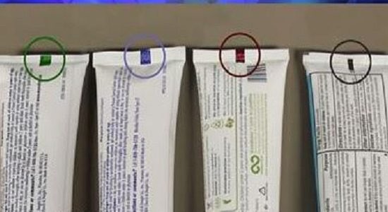 حقيقة مربع اللون على انبوب معجون الاسنان:
انتشر مؤخرا خبر مضلل(ومكرر وقد انتشر سابقا عام ٢٠١٣)عن ان الالوان في اسفل انبوب المعجون لها علاقة بنوع المستحضرات المكونة من طبيعي وصناعي وكيميائي ❌وفي الواقع هذه المربعات لا علاقة لها بالمكونات ولكن هي مربع ضبط ألوان الطباعة الاربعة✅