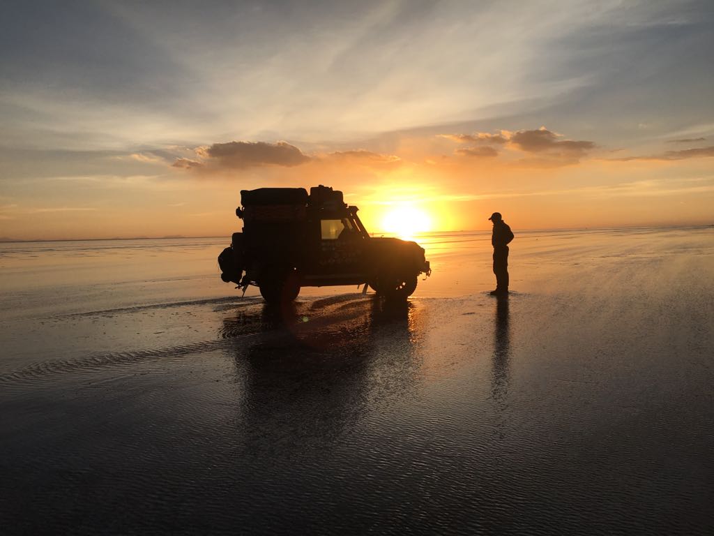 Defender 90 enjoying the sunset on Bolivia's salt flats.
Thanks to Jeff for this super image of his Land Rover, amazing!

#landrover #defender #adventure #travel