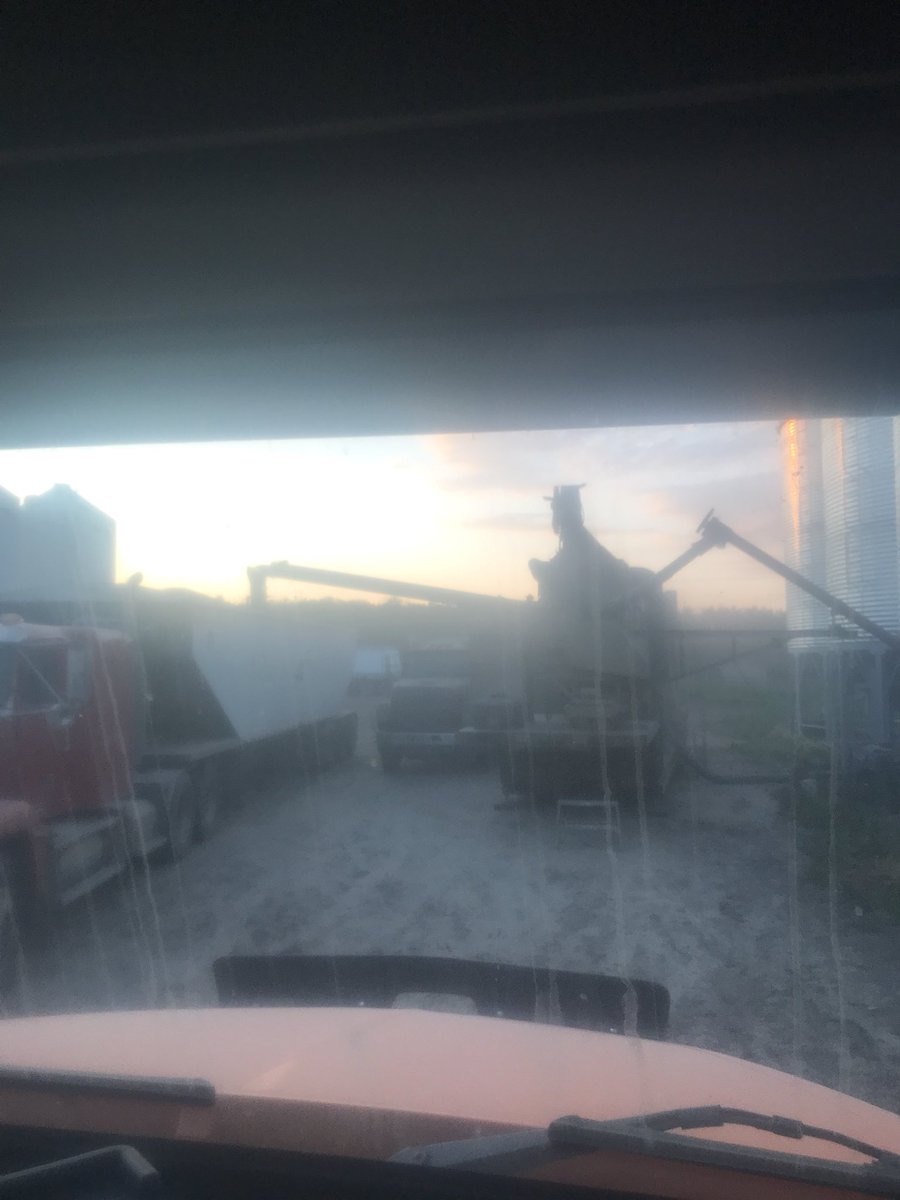 dylanrobinson27's tweet photo. Dust sure is hangin tonight. #clean18. Can honestly say this is more enjoyable at -30 then plus 30, especially doing oats and barley. https://t.co/ekSu9AOD8T
