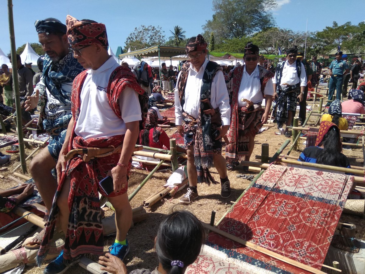 disparekrafNTT's tweet photo. Festival Tenun Ikat Sumba 2018 (12/07/2018)
#ntt #thenewtourismterritory #pariwisatantt #PesonaIndonesia #wonderfulindonesia #genpintt #visitntt #parade1001kudasandelwood #festivaltenunikat #festivalSandelwood #pulausumba #pulauterindah https://t.co/9O6wXPwcx4