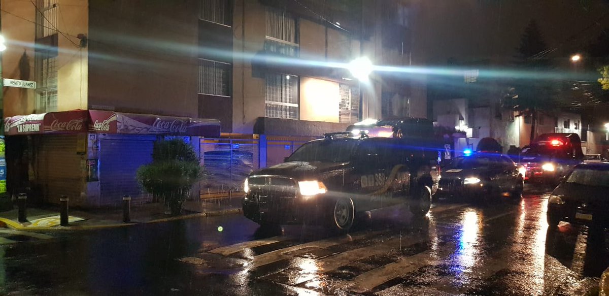 LMunicipio's tweet photo. @GPazrojas @C5_CDMX @UCS_CDMX @DelegacionBJ @072CDMX @retioDF @retioBASE LA C. SUBDIRECTORA POLICÍA SEGUNDO RANGEL HERNANDEZ WENDOLIN SE HACE PRESENTE EN LAS INMEDIACIONES DE LA COLONIA ALBERT REALIZANDO UN CONVOY CON 03 UNIDADES, UN POTRO Y 10 MAS DE PERSONAL PARA INHIBIR LOS ROBOS EN SUS DIFERENTES MODALIDADES. https://t.co/qxwiff0yO5