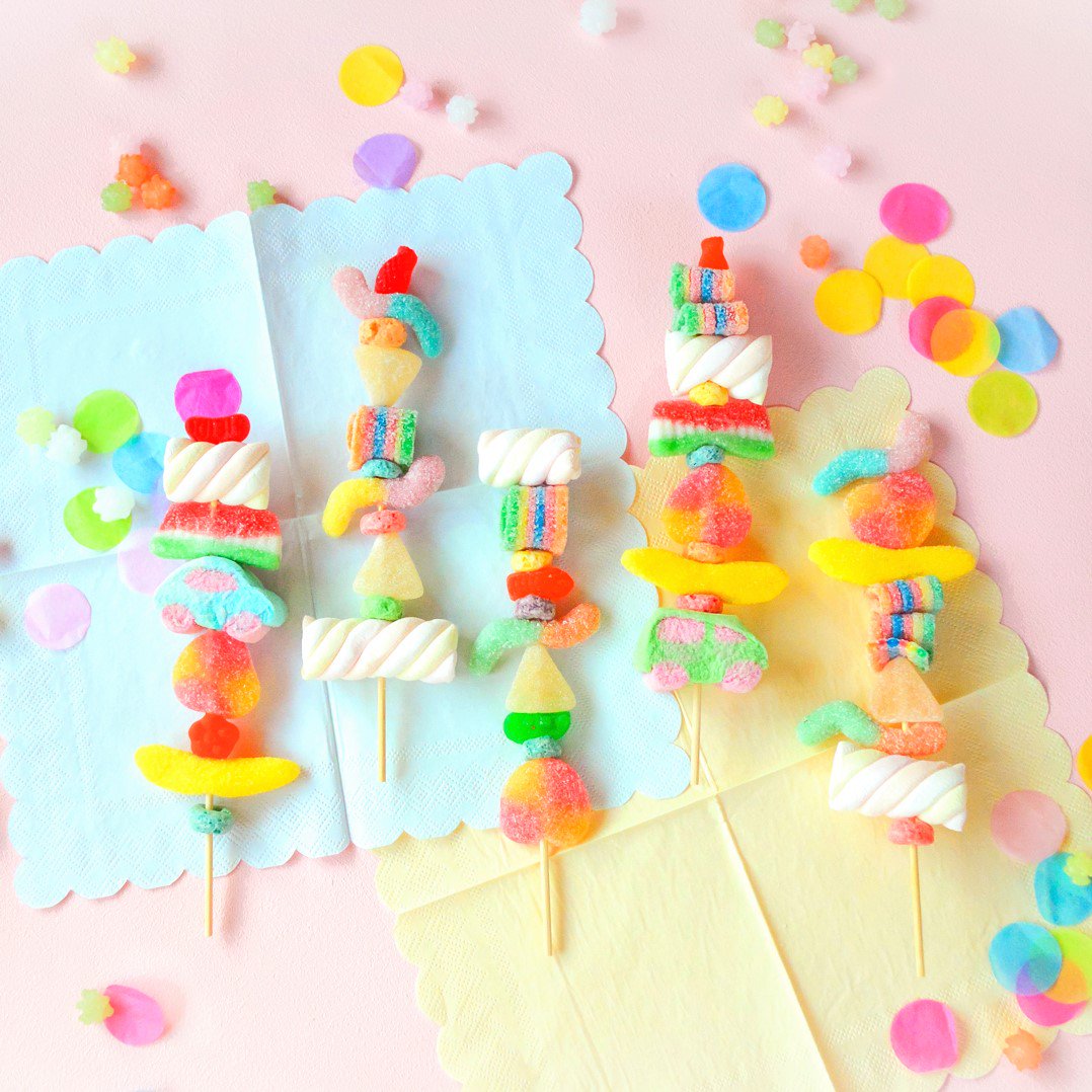JapanCandyBox's tweet photo. Candy BBQ time! 🍭 These yummy versions of kabob, a BBQ skewers, are made with gummies & marshmallows! 😍🍬🍢 Put all the colors of the rainbow to your summer food! ► https://t.co/H4n8MjZ53N 🌈
#japancandybox #japanesecandies #kabob #oden #candybbq #candyrecipe https://t.co/jn7trEyebi