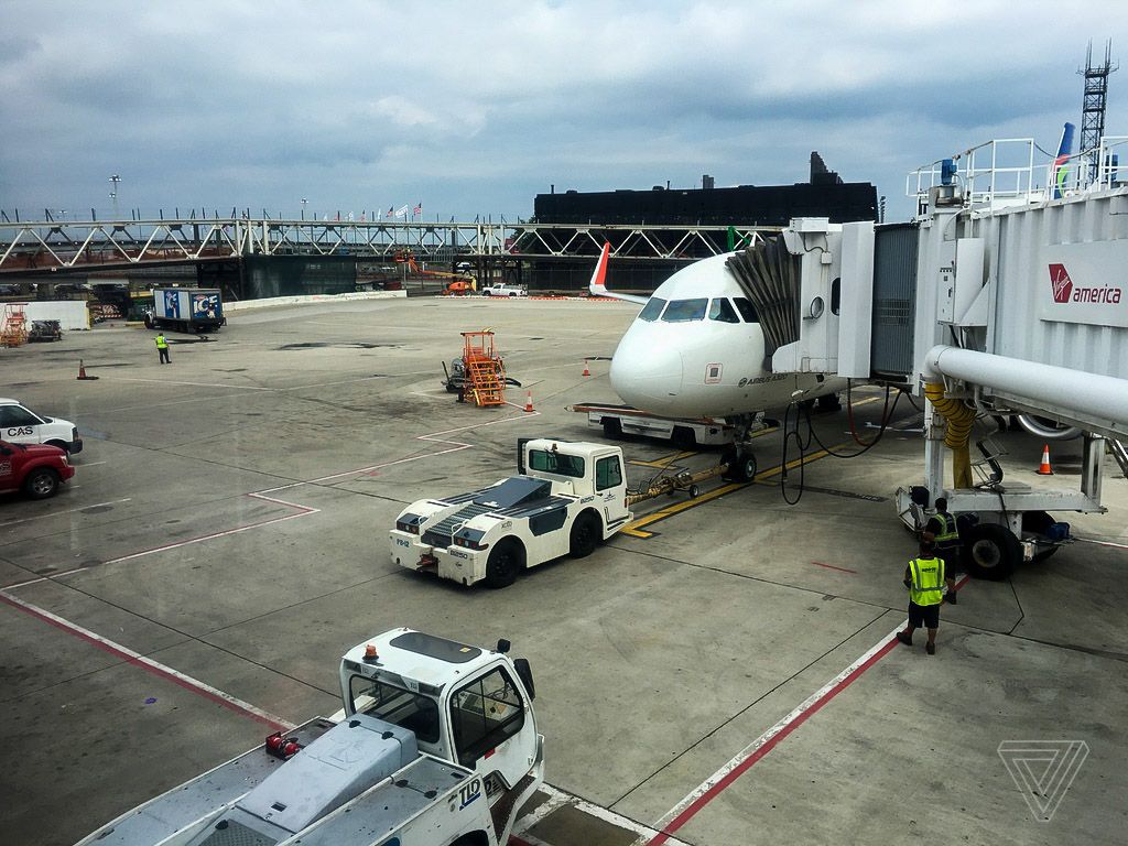 verge's tweet photo. Hackers caught selling access to airport security systems for $10 https://t.co/lj7EWDlFiN https://t.co/2E1NGMn8U1