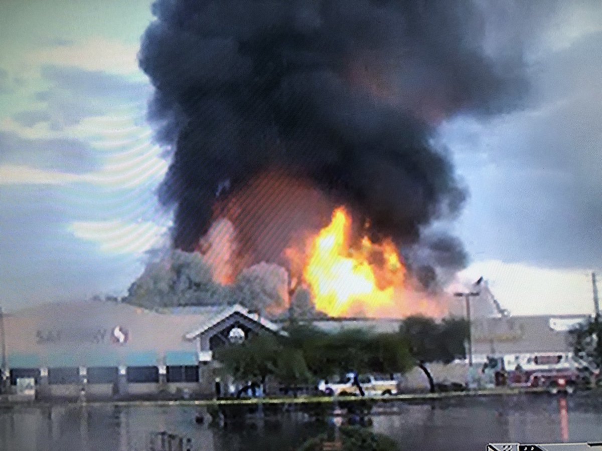 KariLake's tweet photo. Massive fire and a massive #monsoon thunderstorm at the same time. Weather may have played a role in this fire and roof collapse. Store destroyed. No injuries. #SafewayStore 35th & Northern Avenues. Now ANOTHER strong storm is rolling in. https://t.co/JUjuMcYluh