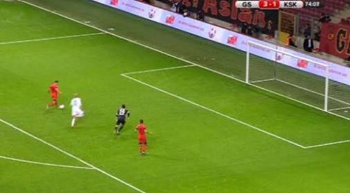 Umut Bulut Boş Kaleye Kaçırdı !
Galatasaray'ın Karşıyaka'yı konuk ettiği maçta bomboş kaleye topu gönderemeyen Umut Bulut, taraftarın tepkisini çekti ve tüm herkesi şok'a soktu ! (09.01.2016)