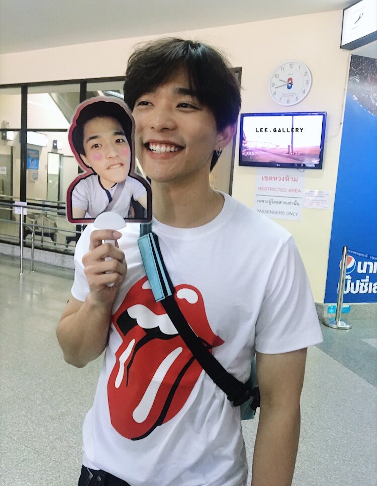 leegallery_'s tweet photo. อุดรธานี พร้อมรึยัง❣️👅
เจอกับ @lee_thanat 
และ #รถโรงเรียนschooltour2018 
#รถโรงเรียนschoolrangers 
ที่ 🏫 โรงเรียนประจักษ์ศิลปาคาร
แล้วเจอกันนะวัยรุ่น 💙👦🏻💙 #หนูมาลี #ลีฐานัฐพ์ #leethanat #lee_thanat #wakeupชะนี #มนุษย์ลี #gmmtv #friendzoneseries https://t.co/yTYno4iLGg
