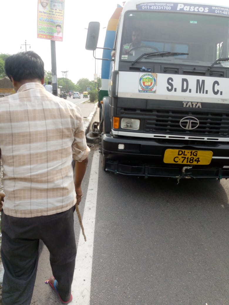 MCD_Delhi's tweet photo. Today’s mechanical sweeping on 12/07/18, Vehicle no 7184Goyal House,Okhla Estate Marg,Govindpuri.
@PMOIndia @LtGovDelhi @MoHFW_INDIA @TeamSwachh @SwachhBharatGov @NarenderChawla1 @shikharaibjp @kjsehrawat
#SDMC
#mycleandelhi
#swachhdelhi
#mechanicalsweeper https://t.co/SQykAbpwq6