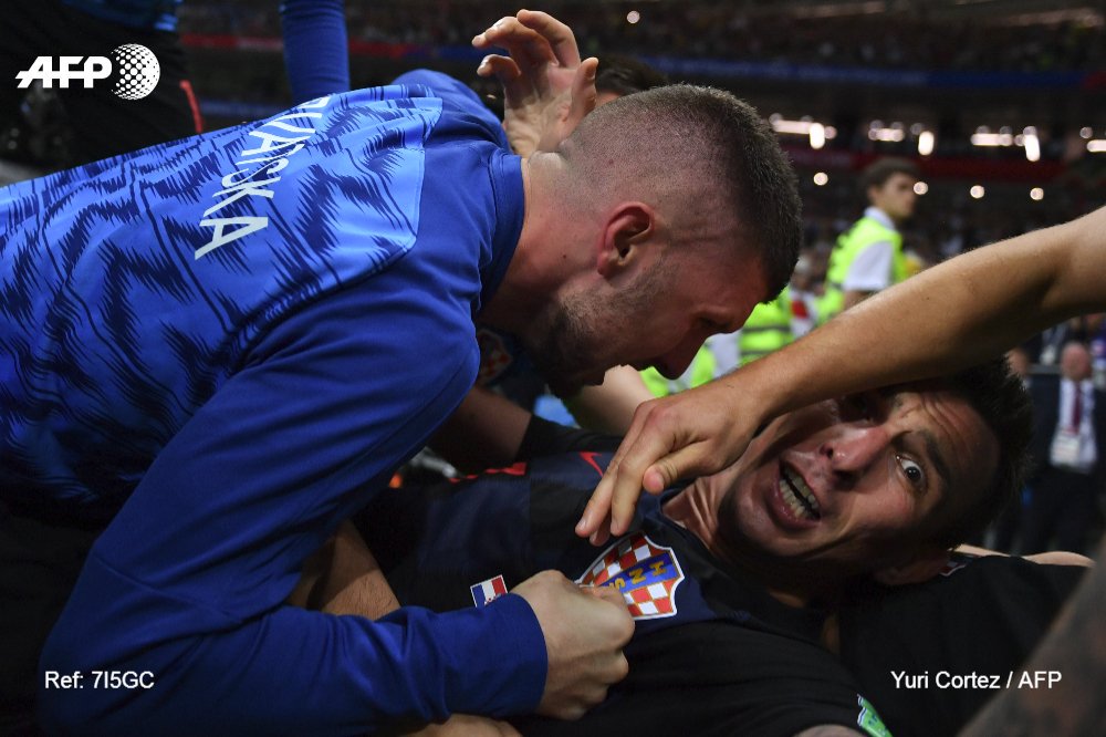 kritsanarat's tweet photo. Nach dem Mandzukic-Tor geriet der @AFP Fotograf @YuriYurisky unter die jubelnden Kroaten. Die entschuldigten sich brav. Er knipste weiter. Bitte alle Awards zu ihm https://t.co/YA7tXbTlcf