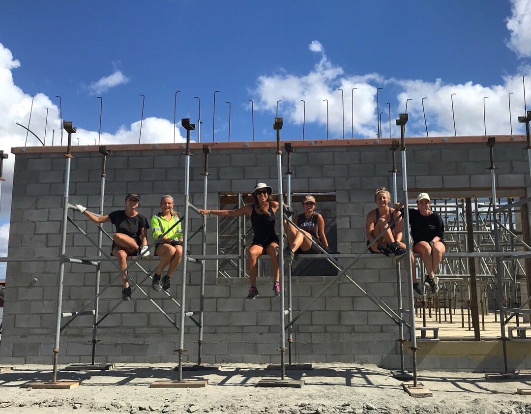 Rhiwoodbevan's tweet photo. lol so I've actually been building a house for the last few days instead of doing farm work. Safe to say I've had a banging time and we absolutely nailed it x #highvislife #bobthebuilder #girlswithhammers https://t.co/zbJVaBLLwi