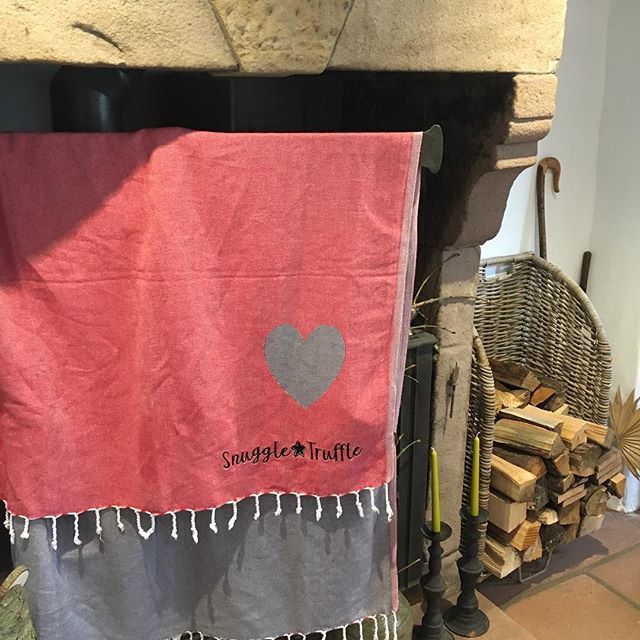 Perfect throw dryer, the old pan arm over the fireplace! ( Yes logs there just in case it gets cold, always be prepared!) #englishweather #beprepared #throws #blanket #beachblanket #picnicrug #beachtowel #outdoorlife #outdoorlifestyle #peshtemals #turkis… ift.tt/2udfMxu