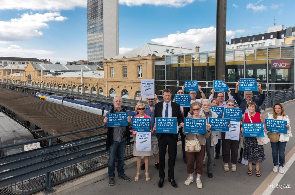 François Werner (@francoiswerner1) on Twitter photo Vous êtes de plus en plus nombreux à nous rejoindre pour vous battre pour nos lignes TGV! Continuez de signer et faire signer la pétition de la <a href="/regiongrandest/">Région Grand Est</a> unanime. #TouchePasAMonTGV Vous êtes de plus en plus nombreux à nous rejoindre pour vous battre pour nos lignes TGV! Continuez de signer et faire signer la pétition de la <a href="/regiongrandest/">Région Grand Est</a> unanime. #TouchePasAMonTGV