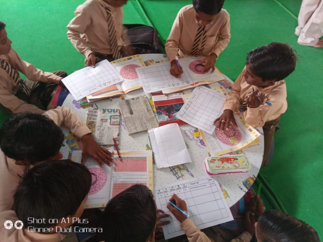Veenasolanki044's tweet photo. #siqe Rajasthanin education sector , Rajasthan govt schools children are learning maths with activity based https://t.co/kjDoi2qNEV text book they are searching rounds in round with creativity. they have no fear of maths ..pl see they are reading with interest in classroom  group https://t.co/NdhpVFMl7T