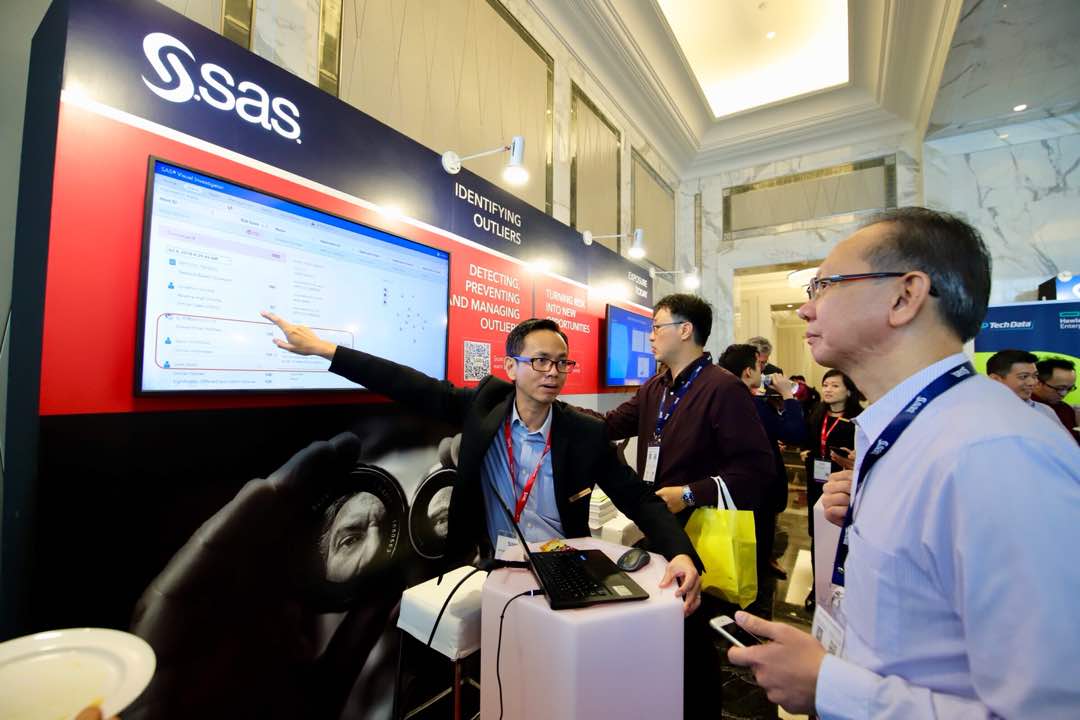 SASAsiaPacific's tweet image. Our popular Experience PODS at @SASSoftware #SASAIX #Malaysia showcased this #AI #MachineLearning #SASViya demo to identify outliers among millions of #financial transactions to enhance #fraud detection and optimize resources using #alerts #AnalyticsEconomy