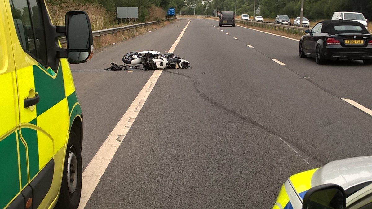 tvprp's tweet photo. #Maidenhead.single vehicle collision has closed one lane of the A308M. Will reopen when investigation over . Motorcyclist ok but severe gravel rash #weartherightgear #dressfortheslidenottheride #TTCshift #P0640 #P7892 https://t.co/PVwZVo6cmz