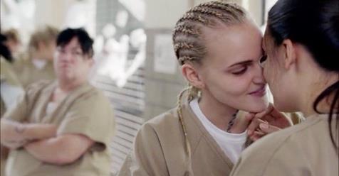 Qurol ostida porno tomosha qilish