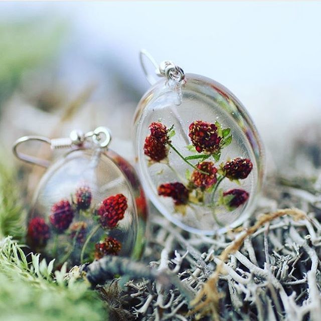 Any fans of wild strawberries out here? Bow you can wear your favorite berries all year around! Earrings from Etsy seller @agnera_resin 🍓 
#etsy #etsyjewelry ift.tt/2Lbg5PZ