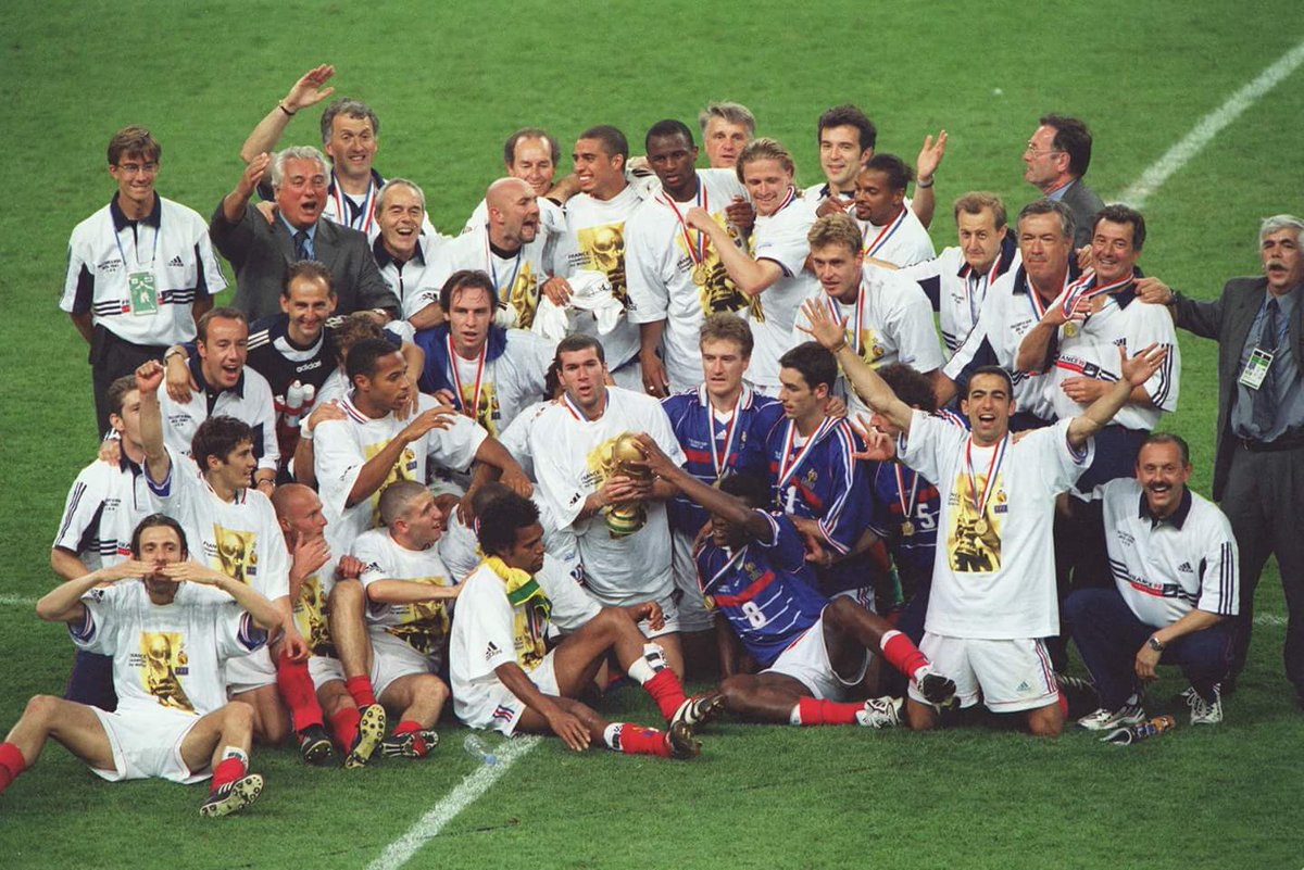 generation1998_'s tweet photo. Il y a 20 ans jour pour jour, la France était championne du monde 🏆🇫🇷😍 
#France98 #coupedumonde #FiereDetreBleus #zidane https://t.co/6en7Xu8Bex