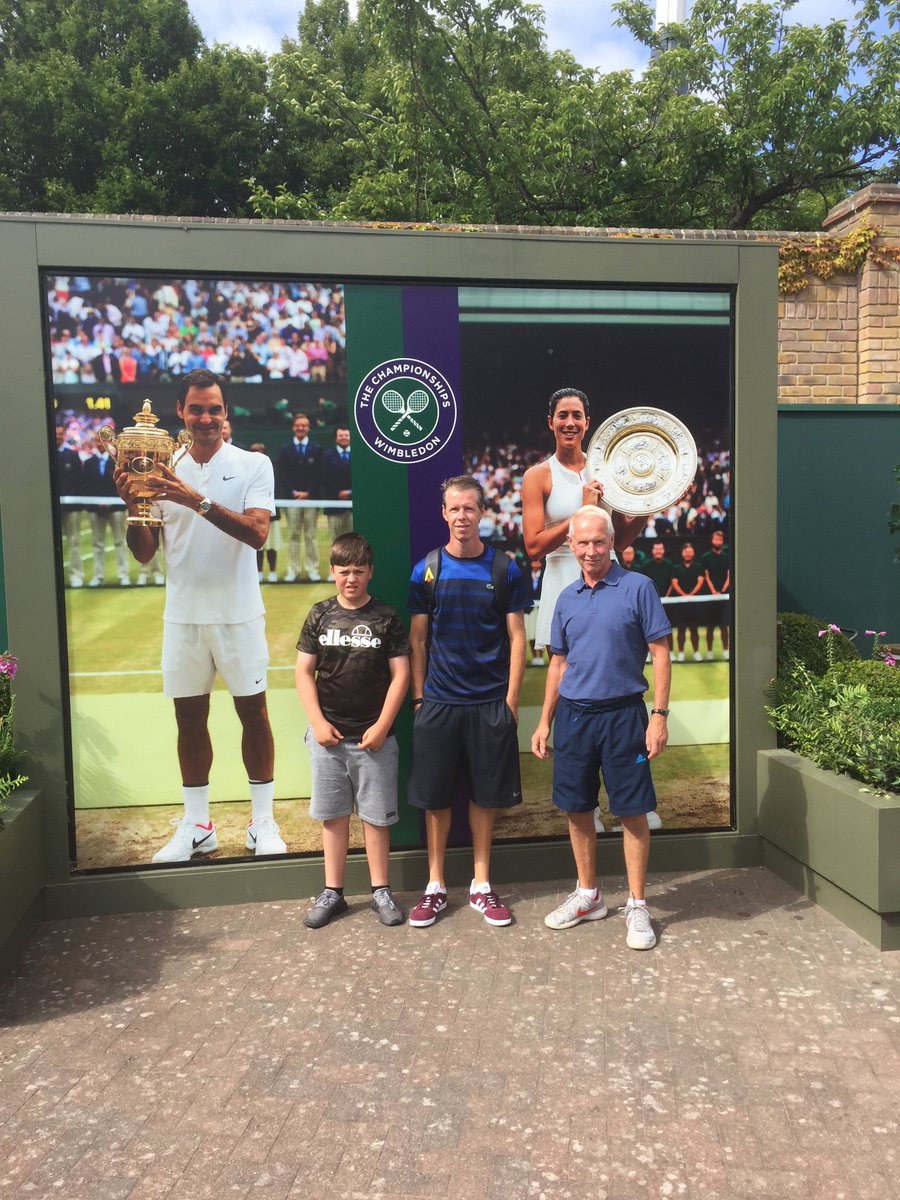 GlyneathJTennis's tweet photo. Glynneath Junior Tennis at Wimbledon,what a great experience for one of our players &amp; assistant coaches Joseph.🎾🎾🎾🎾 #tennis #wimbledon #ourclub #4courts https://t.co/YpzkiNTCKk