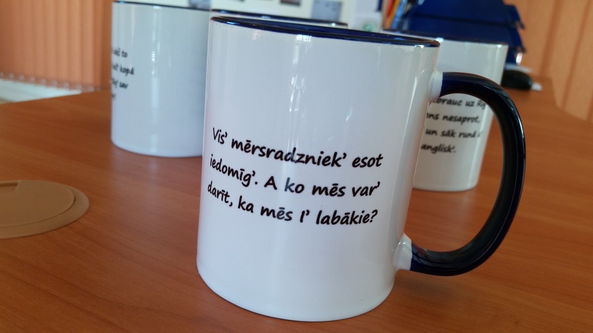 Kurzemnieku memes iedvesmo. Mērsrags tāpat. Kāds vedis bērz sūl uz Rīg.. Kāds copē kanālā un nesaprot, vai viš i plekst, vai kas tas i.. Bet nu, Zvejniecens ball gaidās, jaunās krūzes ir klāt! CENA: 5, 39 EUR! Paņem maku ar naudu un nāc pakaļ uz Mērsraga Informācijas centru!