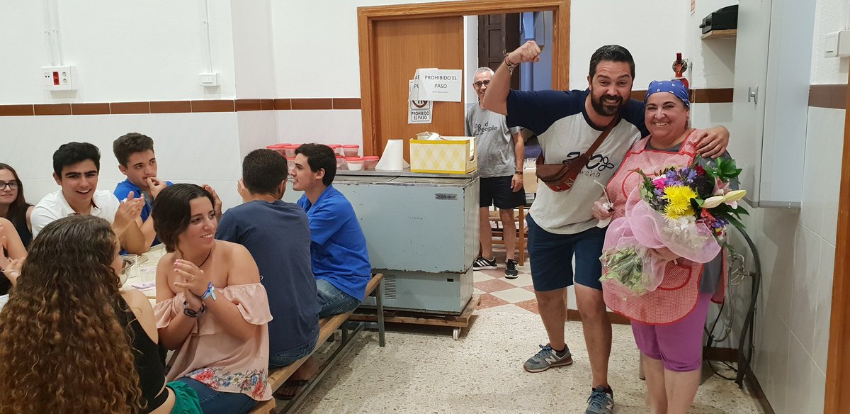 Todo nuestro reconocimiento y agradecimiento a Conchi, cocinera de <a href="/convimarcha3/">convimarcha3</a> que nos alimenta en <a href="/BonanzaMaristas/">Bonanza-Maristas</a>. Y con ella, a toda la gente de cocina, administración, coordinación, etc que hacen posible el #veranogvx2018 #cuidaralaspersonas cc  <a href="/GVXMediterranea/">GVXMediterranea</a>