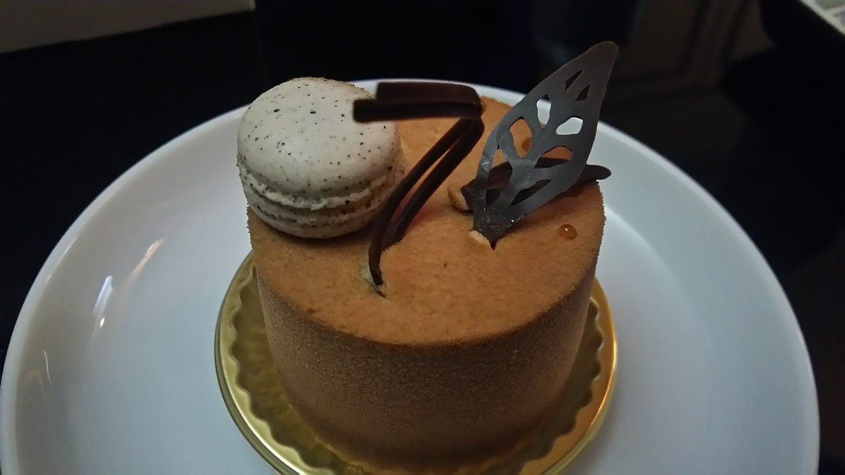 ムラマサ 今日は最近お気に入りの水戸のpatisserie Surで新作のアナナス パイナップルムースを使用した夏らしい ケーキで中に忍ばせたミルクチョコムースとの相性もよく美味 アゲ忘れた分もまとめて 南国フルーツのムースを合わせた香り豊かな紅茶のムース