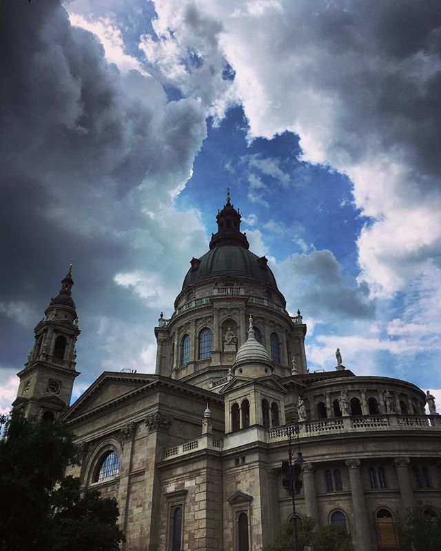 PalsHostel's tweet photo. cloudy days ☁️✨ #palshostelandapartments #palshostel #budapest #view #hostellife #work #hostelworld #workinhostel #hungary #hun #beauty #bazilika #ststephensbasilica https://t.co/dWqFCyEuH3 #Budapest #palshostel https://t.co/fhShsSN8Ck
