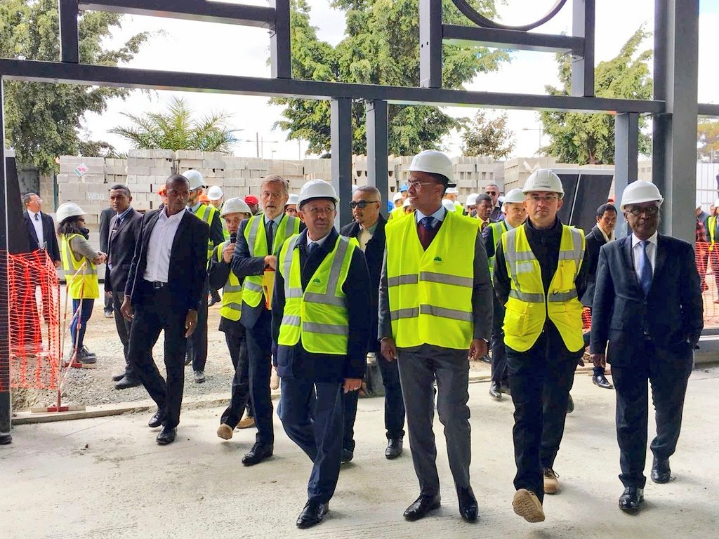 beboarimisa's tweet photo. Nous avons ensuite enchaîné avec la viste du #chantier de #Ravinala Airports.
A partir de 2020, cet aéroport sera opérationnel. Il améliorera la #performance, la #qualité de #service, l'#offre et le #confort aux portes de notre chère Patrie.
#Fisandratana • #Madagascar • #BR https://t.co/f3Zo6B0go5