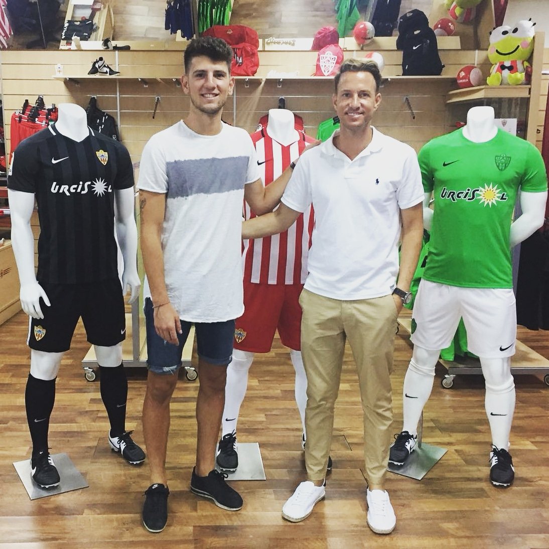 DaraSoccer1's tweet photo. OFICIAL: nuestro @albertotorildom es nuevo jugador de la @U_D_Almeria para las próximas 2 temporadas !!ENHORABUENA!!! #Darafamily https://t.co/gWz9R2r1zj