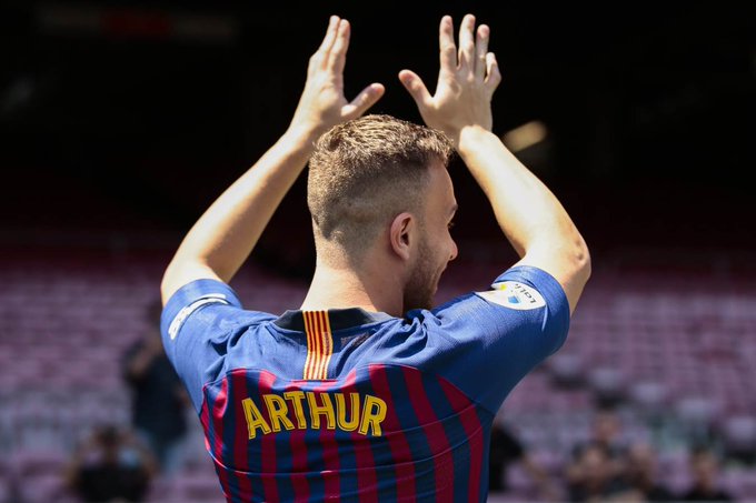 Dh56dslXcAIYcHT?format=jpg&name=small - Arthur assina contrato e é apresentado no Barcelona: "Dia mais feliz da minha vida"