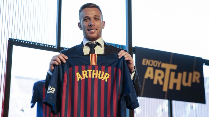 Dh58AlqXcAEJF1c?format=jpg&name=small - Arthur assina contrato e é apresentado no Barcelona: "Dia mais feliz da minha vida"