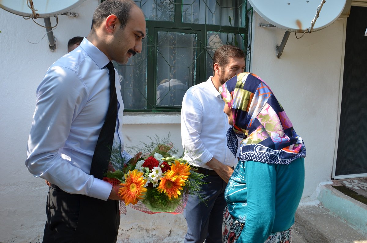 KAYMAKAM SAMET ÖZTÜRK ŞEHİT AİLELERİ ZİYARET ETTİ.
sindirgi.gov.tr/kaymakam-samet…