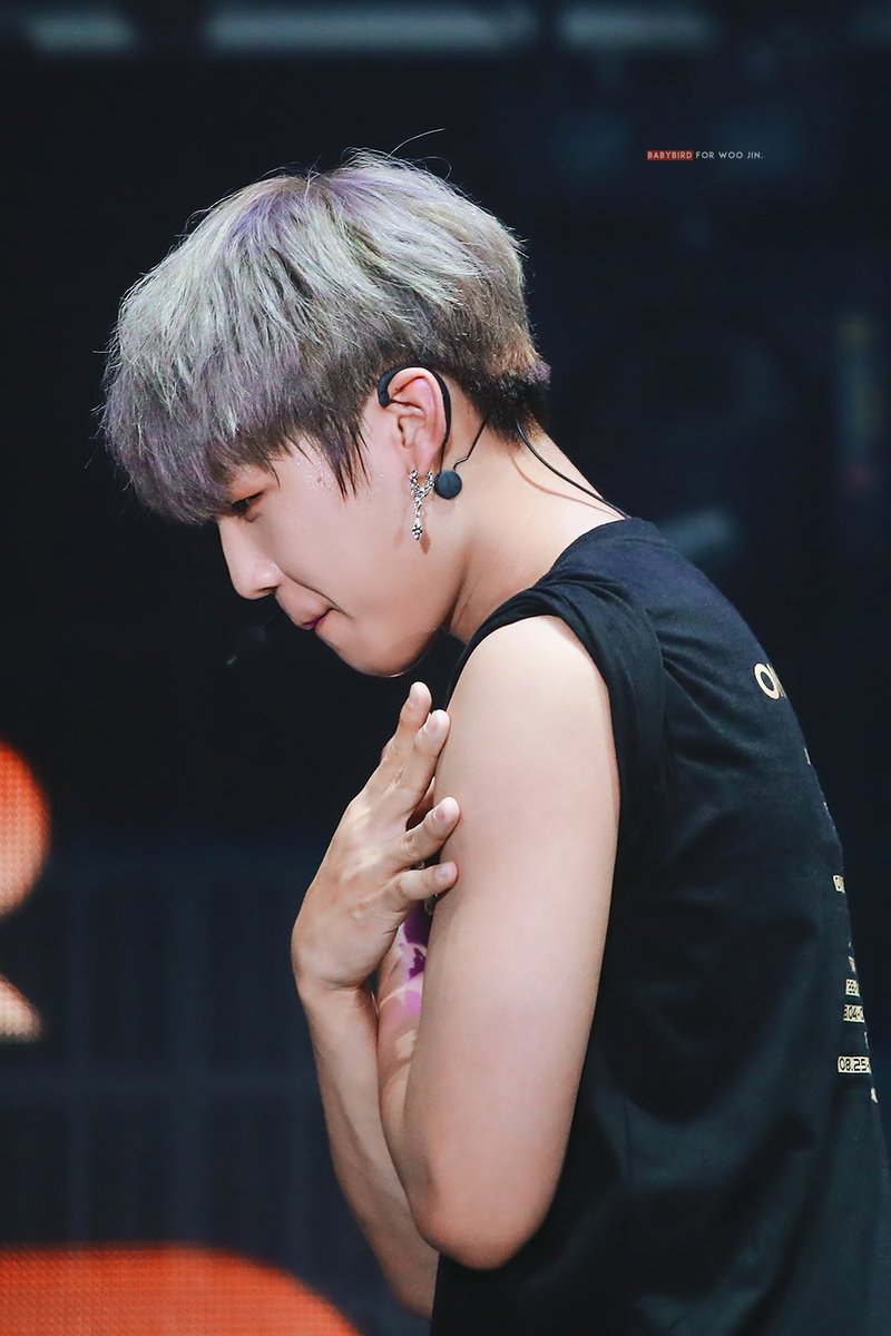 Babybird_lo's tweet photo. 180711 다 보여줘놓구 부끄러워 하는거 너모 그냥 우진이같아😭🖤

#박우진 #parkwoojin https://t.co/YFBlPvUV7H
