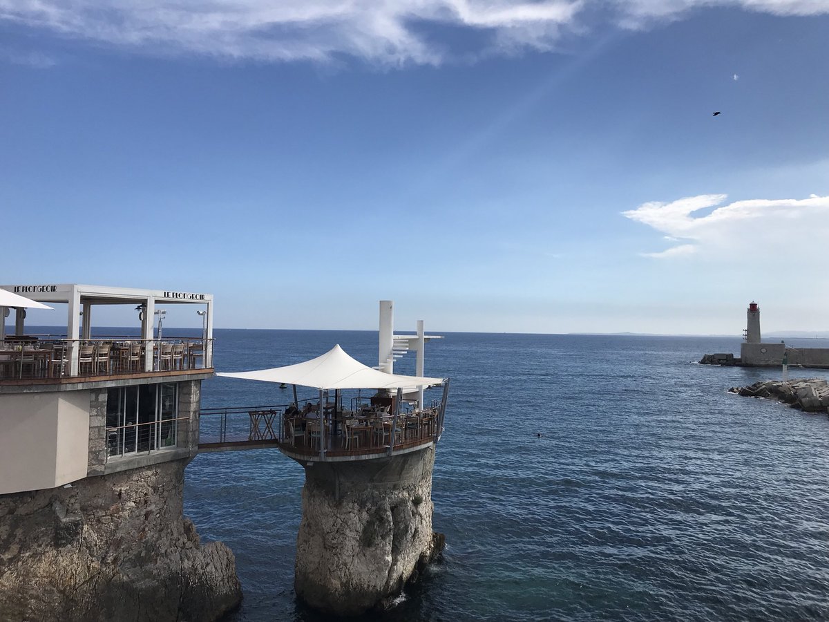 Un #jeudiphoto entre ciel et mer pour rester dans un de mes thèmes préférés 😉 et plonger véritablement dans l’été... 💙
#CotedAzurfrance #NiceMoments #Nice06 #leplongeoir #nofilter #intotheblue #summertime