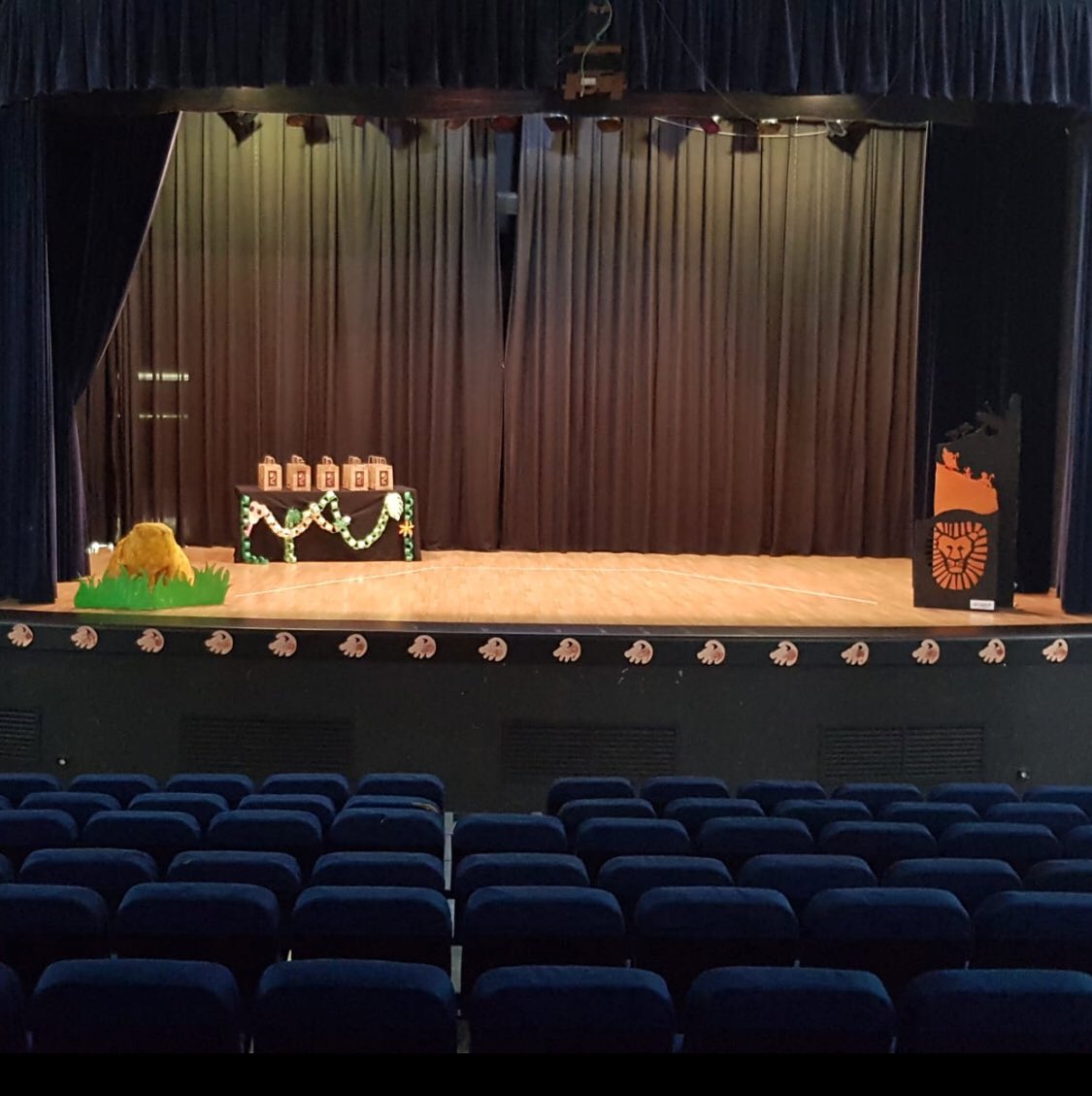 AlbenizAluche's tweet photo. Enhorabuena a los graduados 🎓 por darlo todo en el escenario. 💪💪
Gracias a las familias por estar ahí en un momento tan importante. 👏👏
Y gracias al #equipazo que ha hecho todo esto posible. ❤️❤️
#Graduación2018
#ElReyLeón
#Aluche https://t.co/yeDaDLLQcI
