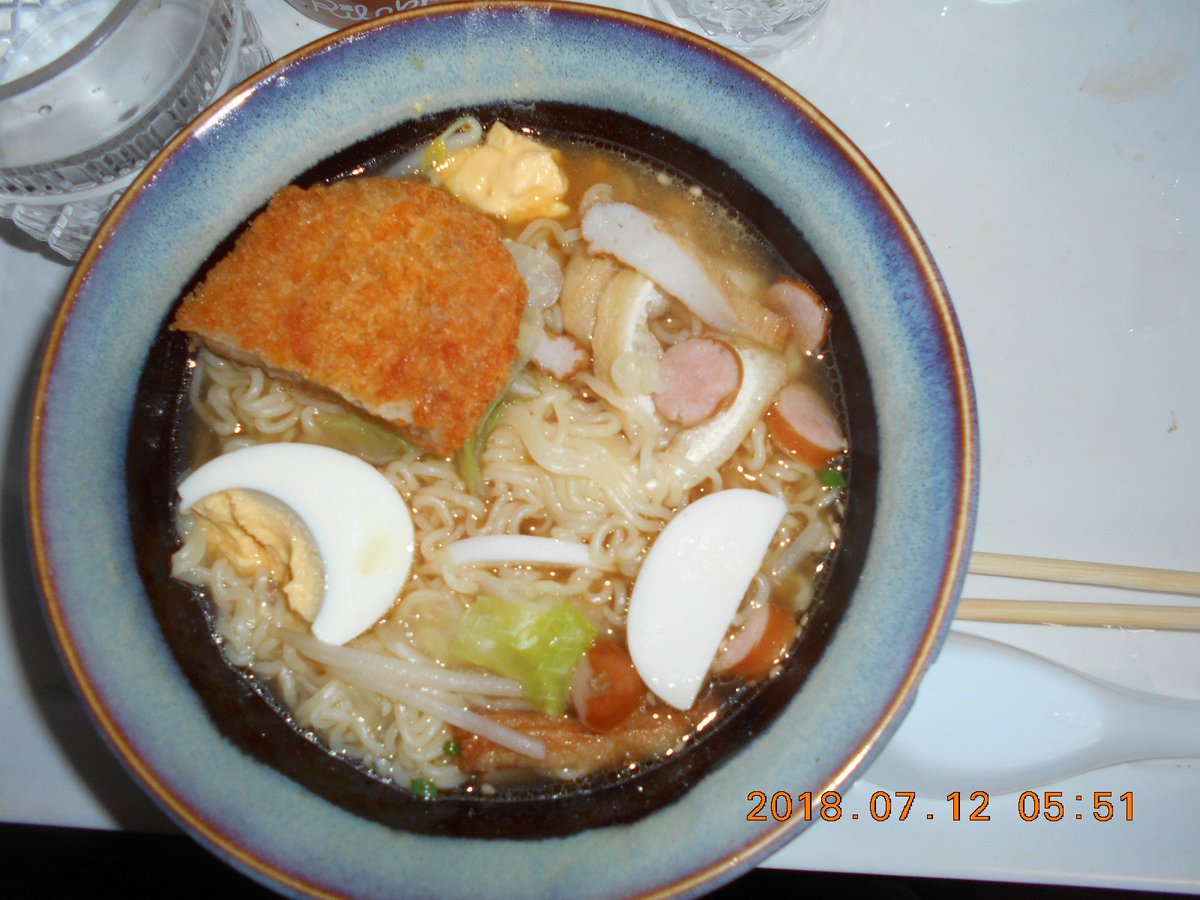 土佐のせいりゅうや 朝チャルメラ新味 昼コンビのせんべいで腹がはる 晩コロッケサンドとグレープフルーツジュース 明日も昼インスタント麺食う まるせいラーメン終わったみたいな ここ数年でいかんなるな 前は味千 ワックその前は何やったろ どれ