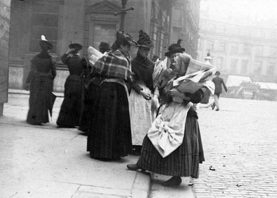 villaromanaliv's tweet photo. #TBT to 1894!!! This picture depicts some ladies selling newspapers. How incredible. It's hard to tell the area from this pictures, does anyone have any idea?
#LiverpoolThrowback
@angelcakepics
@Lpool_Pics_2013 https://t.co/Zz3zFxY4ow