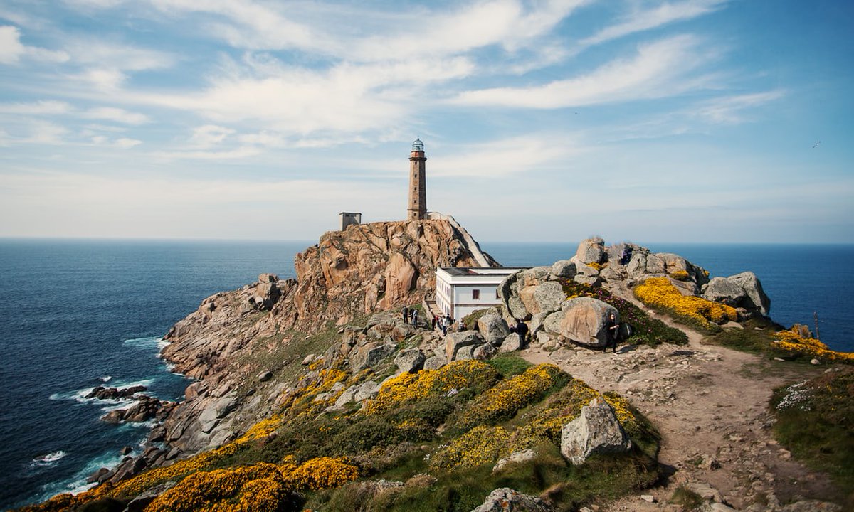 TesourosGalicia's tweet image. The #LighthouseWay (or “Camiño dos Faros”) provides you with the opportunity to experience the unspoilt Galician coastline  😮🌊

Wild cliffs and windswept headlands, fishing villages and iconic lighthouses  ⛰️⛵🚶‍♂️
#Galicia #CostaDaMorte   👉 ow.ly/eiQi30kIUj3