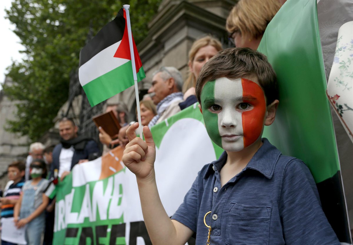 ajplusfrancais's tweet photo. Le Sénat irlandais a voté l’interdiction d’importer des produits en provenance des colonies israéliennes implantées dans les territoires palestiniens. Si la proposition de loi est adoptée, ce serait une première au sein de l’Union européenne. https://t.co/mS7nRnWQst