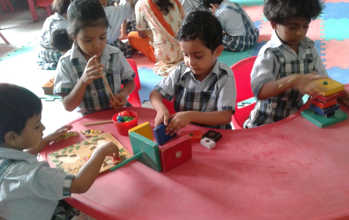 gayatriBhardwa8's tweet image. children are enjoying in the montessori lab with their puzzles #thinkingskills #problemsloving #cognitiveskill @supritichauhan @rgsnoida @SujataPurkayas3
