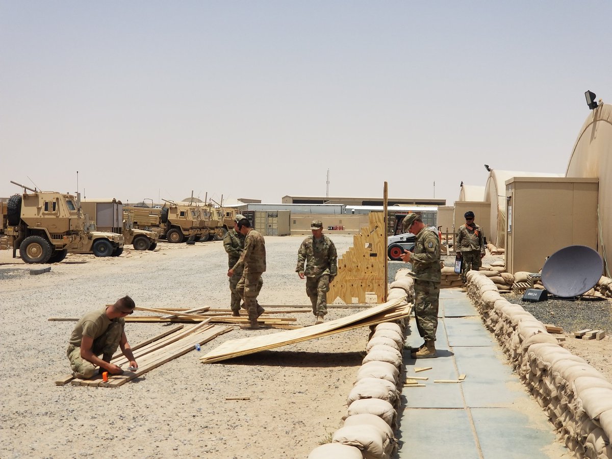 RiflesMs's tweet image. Soldiers from Company A, 1-155 IN Regt, 155 ABCT, construct reflexive fire barriers for their upcoming individual weapons training near Camp Berhuing, Kuwait. (Photo by Sgt. Timothy Russell, MSARNG) #lethalteams #Standfast #OperationSpartanShield