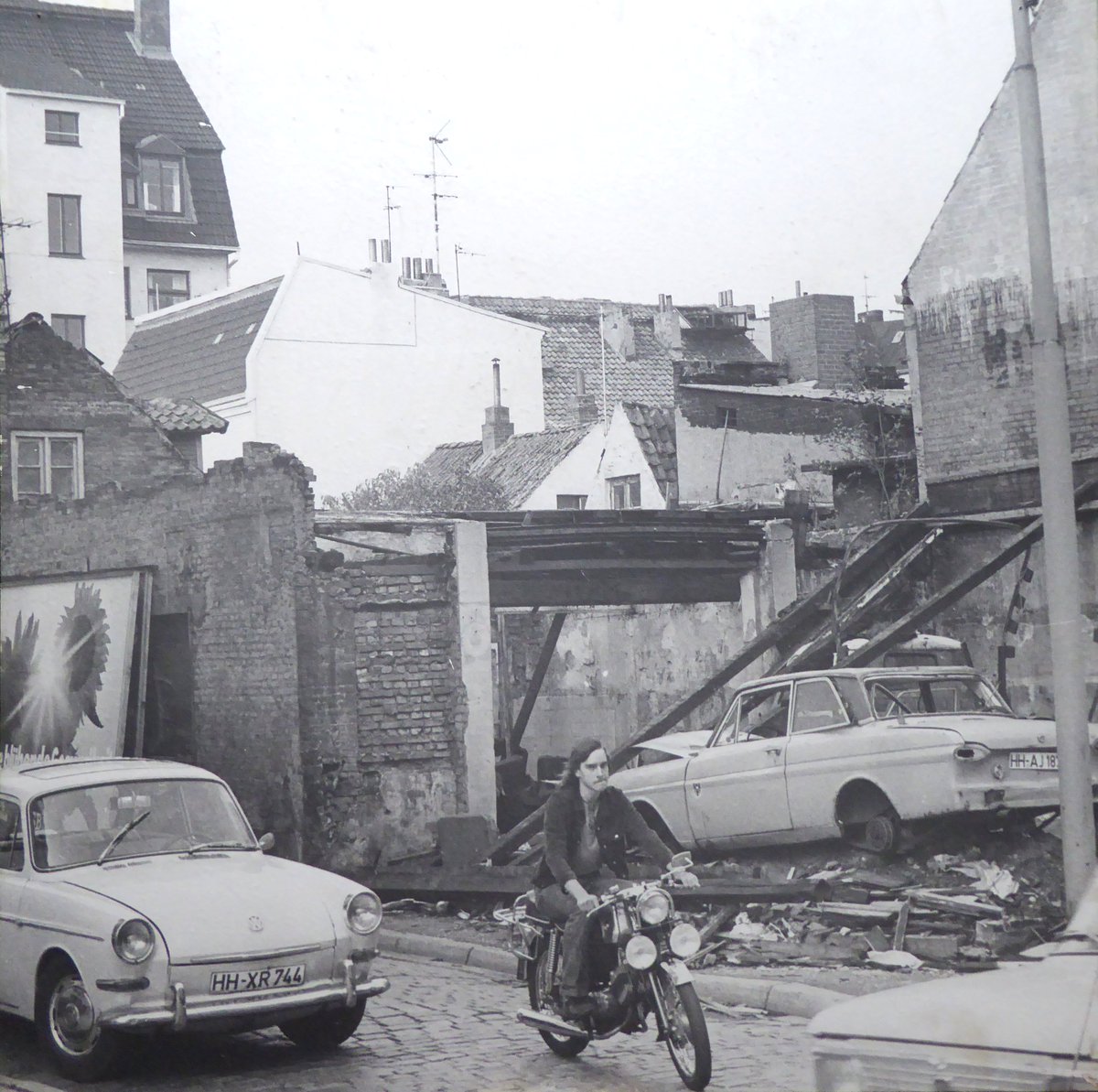 #Osterkirchenviertel 1980er Jahre die #SanierungOttensens hatte gerade begonnen. In der #Abbestraße war sie aber noch nicht angekommen. Die Ausstellung der SAGA 'Du und deine Welt' landete später im #StadtteilarchivOttensen.