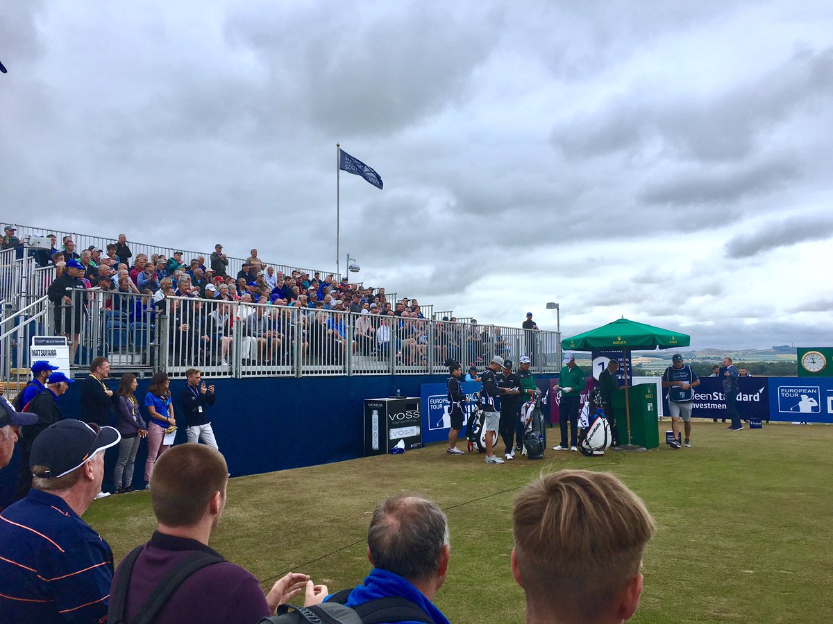 GullaneGolfClub's tweet photo. Crowds gathered at the 1st tee earlier to see @justinprose99, @RickieFowler &amp; Hideki Matsuyama start their @ScottishOpen campaigns. Which group are you following? 🏌️ https://t.co/hD8dJF8f20