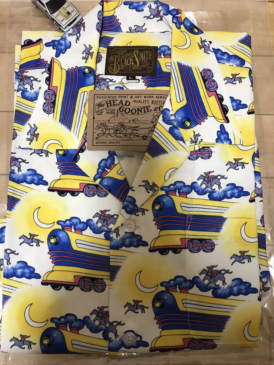 バック・トゥ・ザ・フューチャー2でドクが着ている機関車アロハを手に