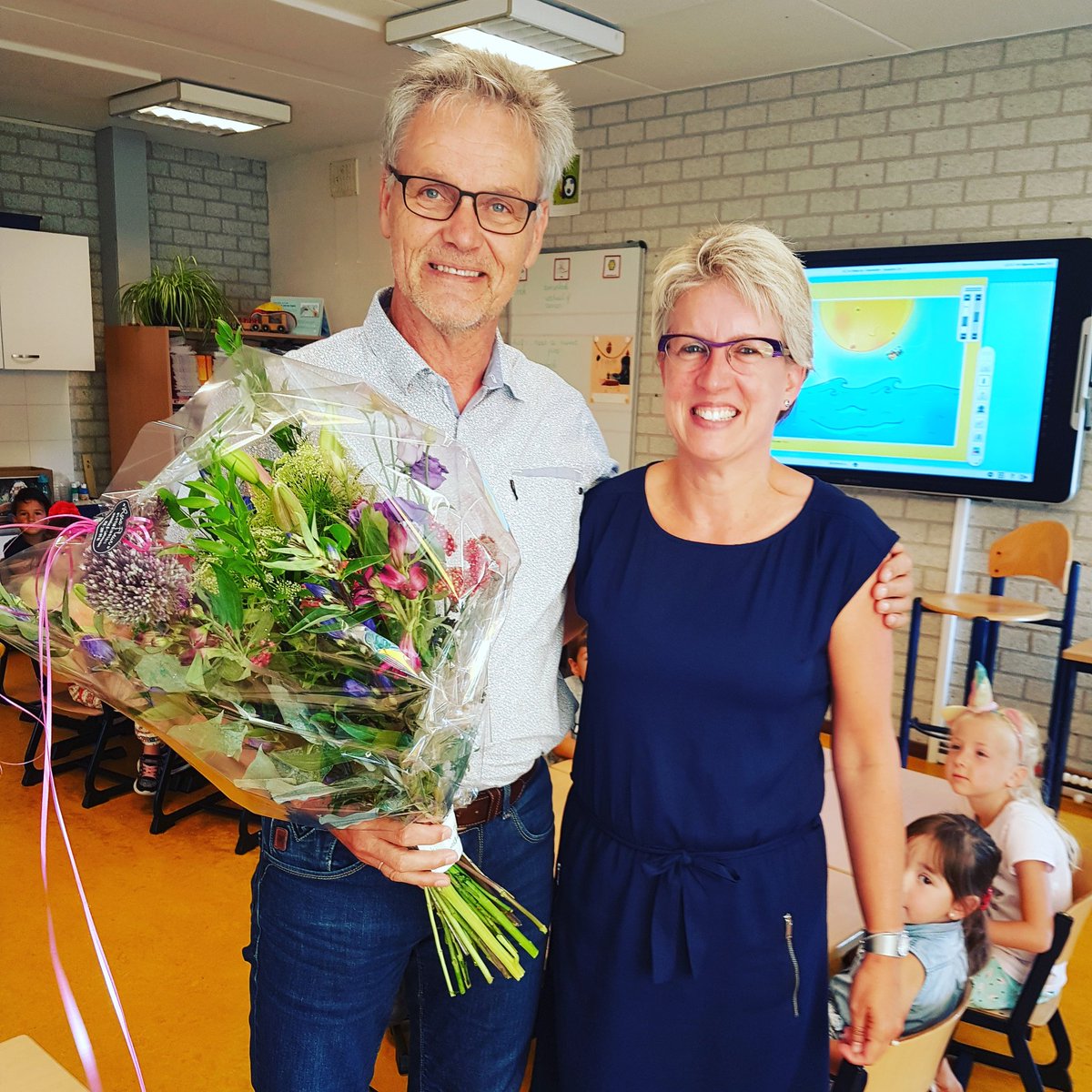 Juf Linda 25 jaar juf! Dat verdient bloemen van onze algemeen directeur Albert Helder <a href="/Proloog_lwd/">Proloog basisonderwijs</a> #trots